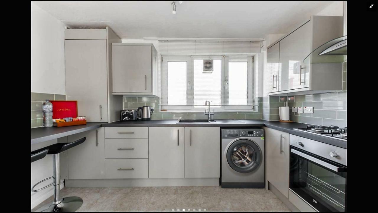 Lovely One Bedroom Apartment In Stratford Лондон Екстериор снимка