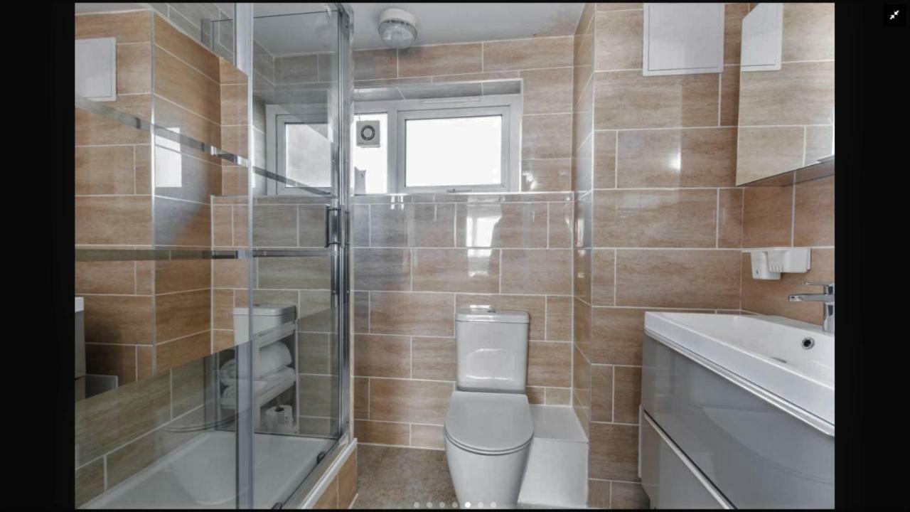 Lovely One Bedroom Apartment In Stratford Лондон Екстериор снимка